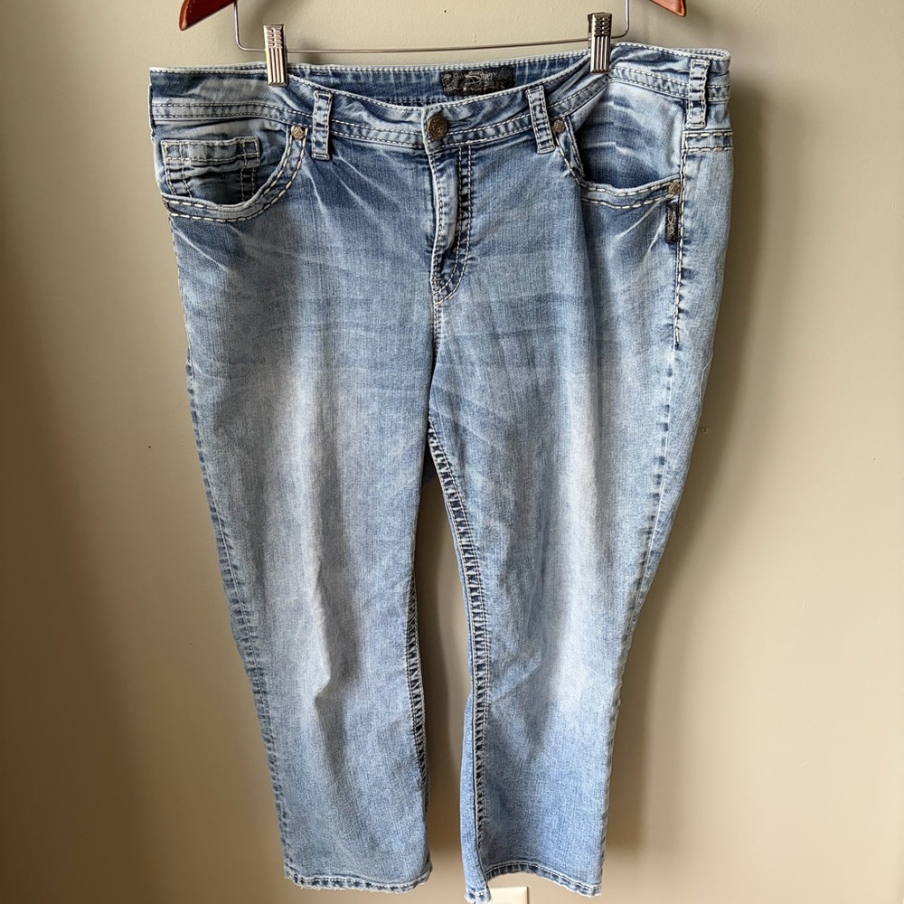 Silver Jeans Suki Mid Capri Women’s Size 22‎ Light Wash